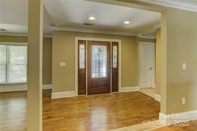 Building Photo - 448 N Summit Ave