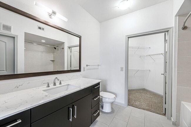 Building Photo - 8877 Lakes at 610 Dr