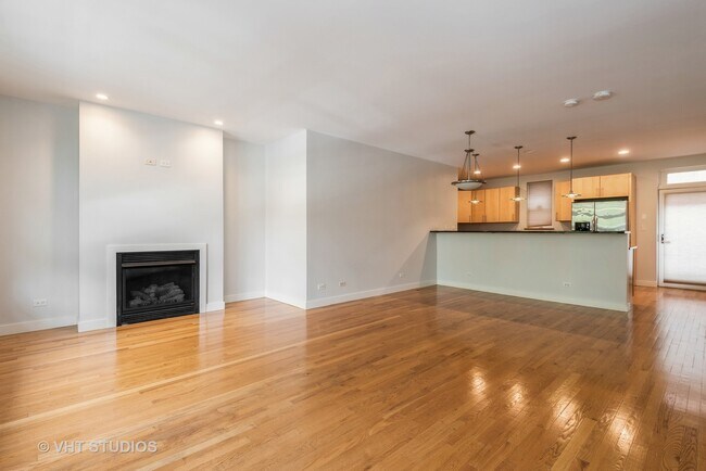 Building Photo - 7207 N Oakley Ave