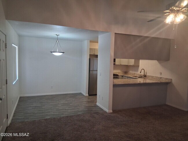 Building Photo - 806 S Langley Ave