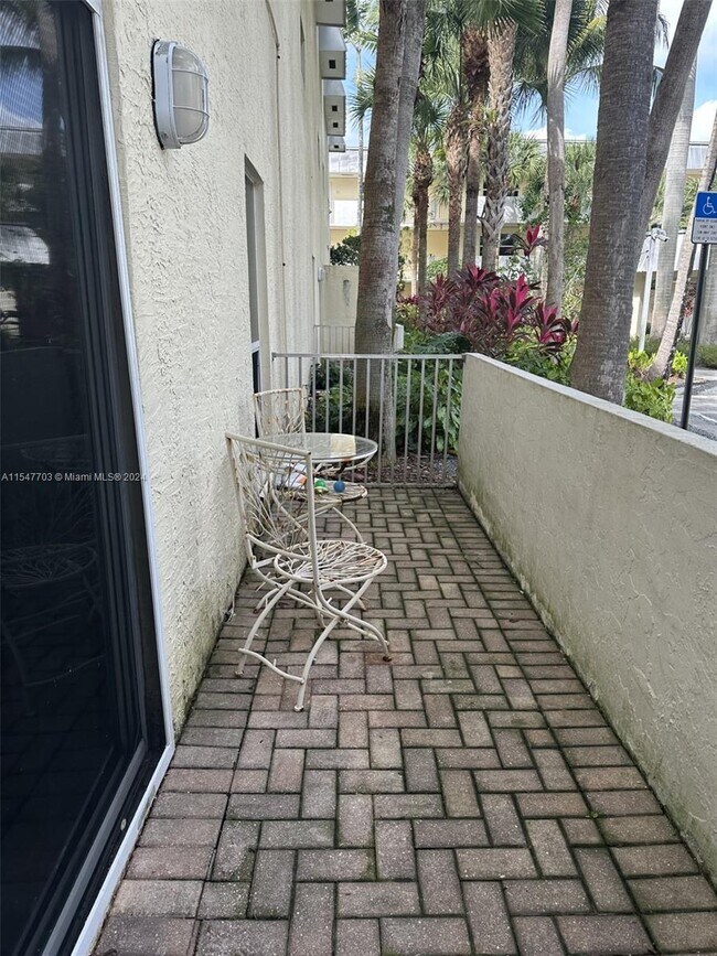 Foto del edificio - 8950 SW 69th Ct