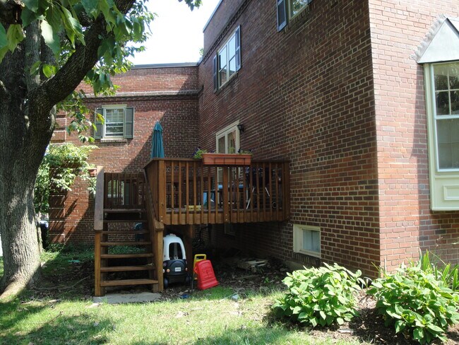 Building Photo - 4881 Chevy Chase Dr