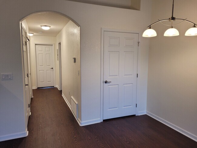 Building Photo - 711 Canyon Dr