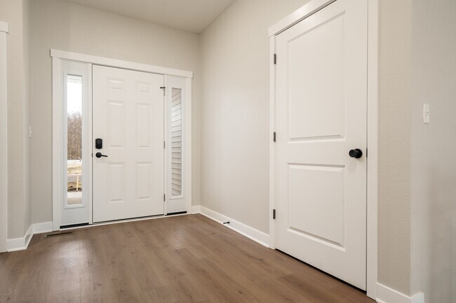 Building Photo - 5729 Willow Creek Ln