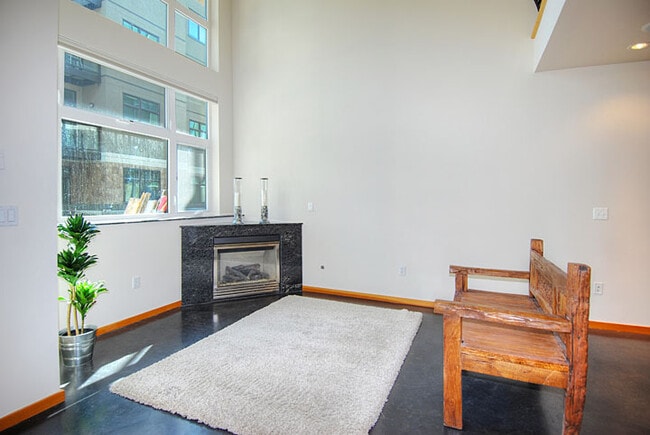 Entry/Living - 1760 N Northlake Way