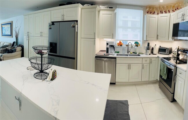 Foto del edificio - 3100 NE 49th St