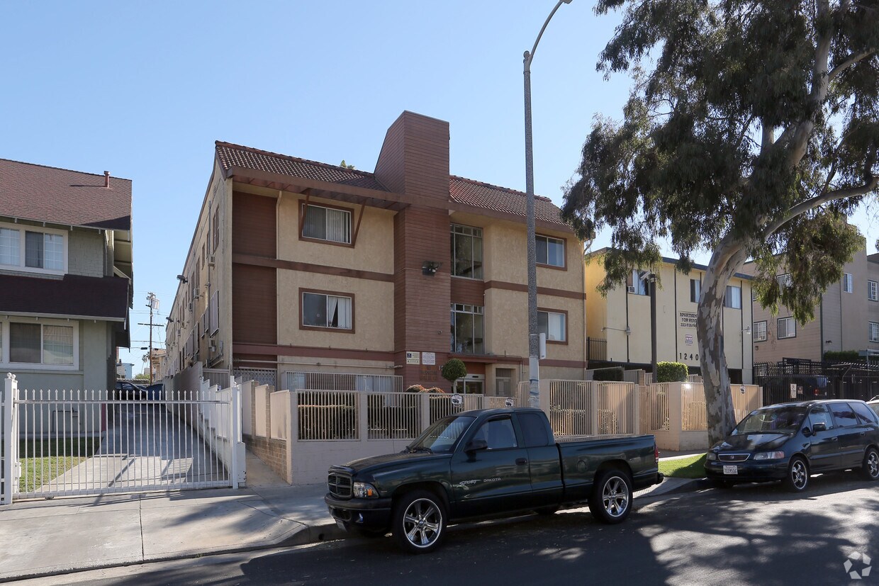 Foto principal - Westside Manor & Gibraltar Apartments