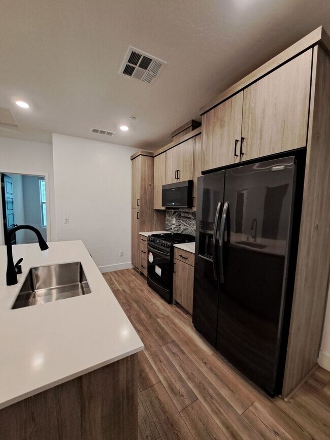 Foto del edificio - Fresno 3BR Pet-Friendly Townhouse with Community Amenities!