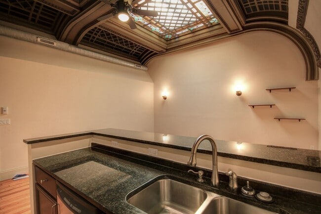 Building Photo - 10 E Main St