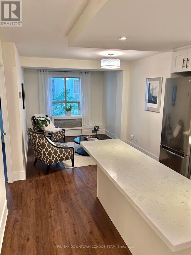 Photo du bâtiment - 88 Charles St E