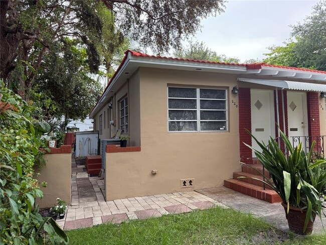 Foto del edificio - 230 Hibiscus Dr