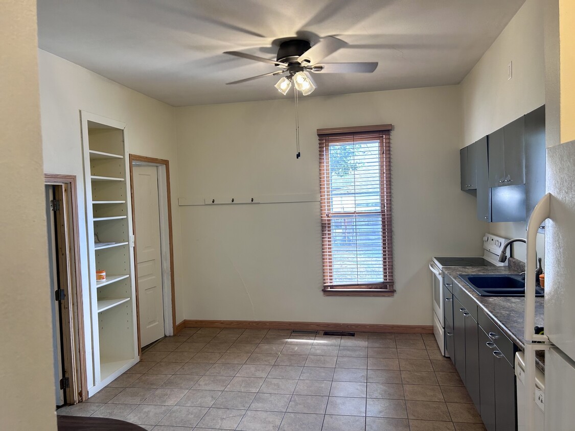 Kitchen - 212 7th Ave SE