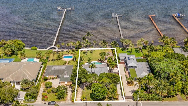 Building Photo - 930 S Lakeside Dr