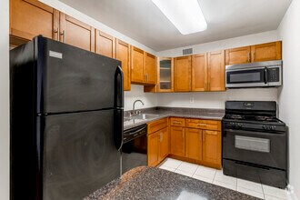 2 BR, 1 BA - 950 SF - 8600 Apartments