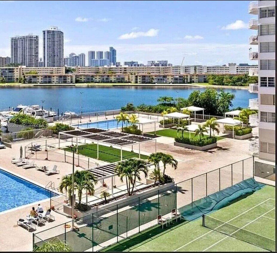 Foto principal - 18041 Biscayne Blvd