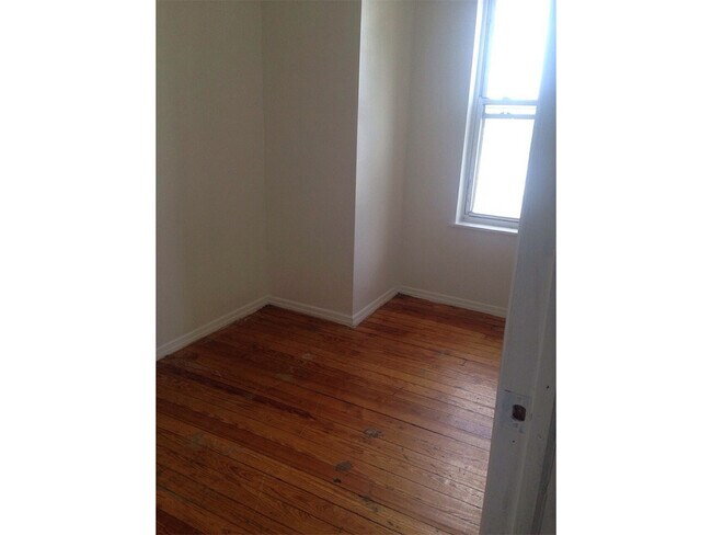 Building Photo - 553 58th St