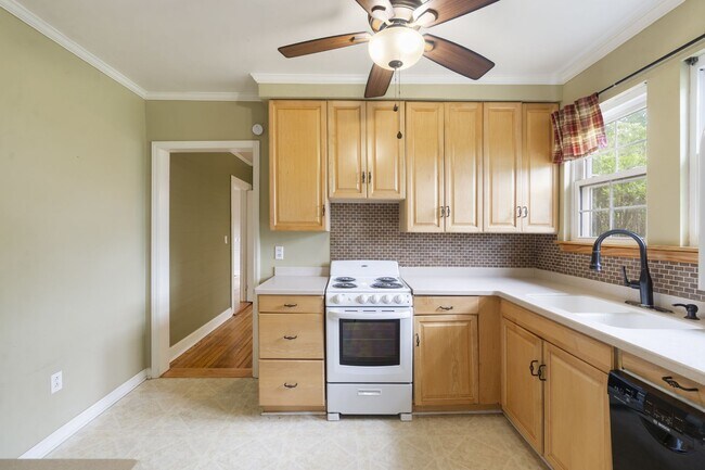 Foto del edificio - Siler City Charmer! Fenced in yard and mov...