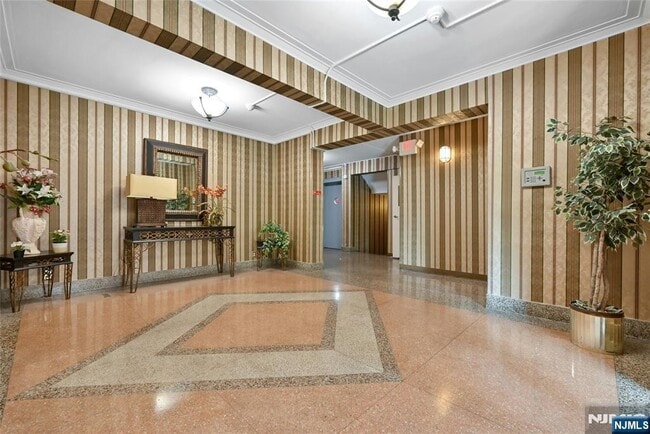 Building Photo - 2350 Linwood Ave