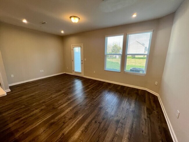 Building Photo - 3 Bed 2.5 Bath Townhome, Minutes from I-24...