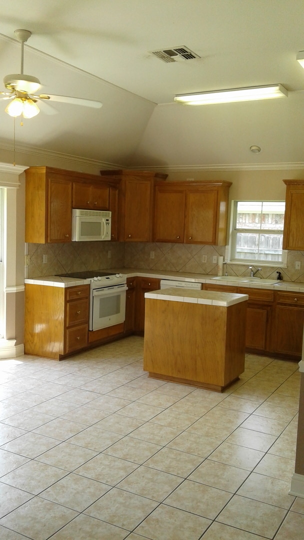 Building Photo - **STOCKWELL PLACE BOSSIER CITY**