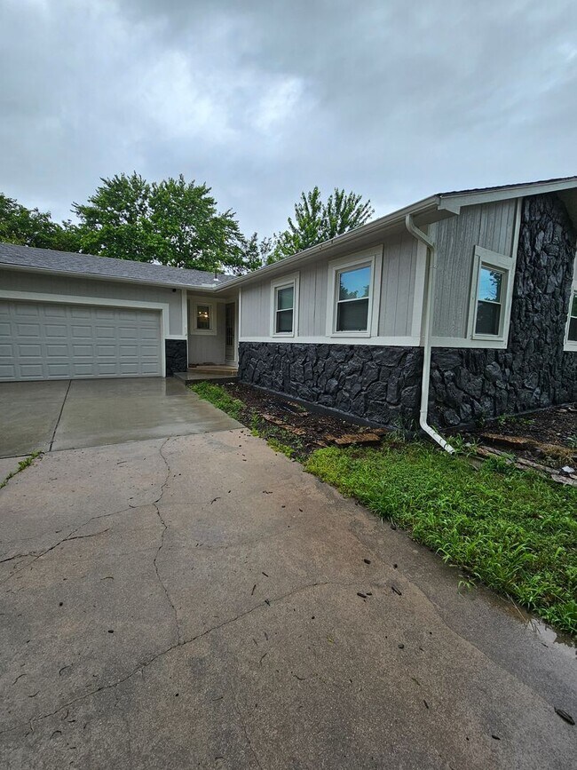 Foto del edificio - 3 Bedroom 2 Bath  Home in Bel Aire - Finis...
