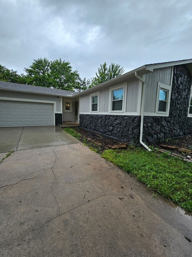 Building Photo - 4149 Clarendon St