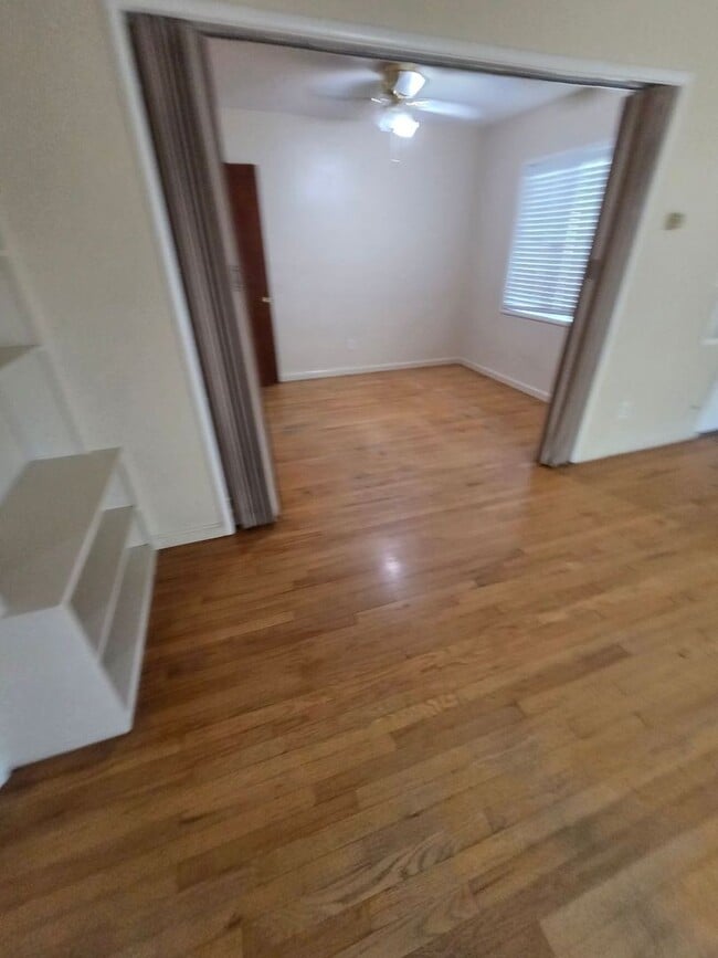 Building Photo - Quaint 2 Bedroom Duplex