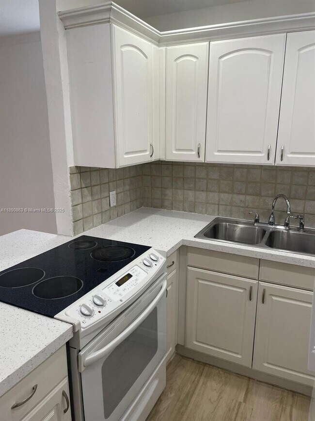 Foto del edificio - 3036 Coral Ridge Dr