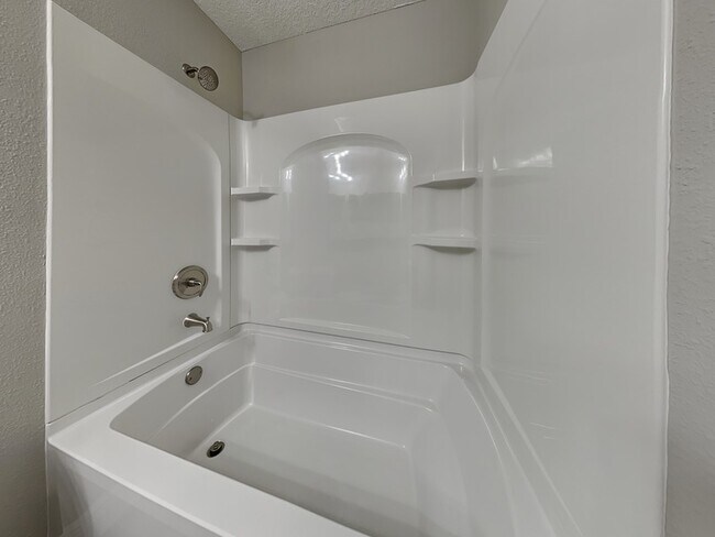 Building Photo - 7798 N Pitcairn Way