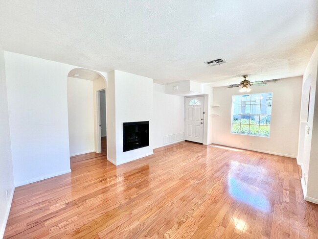 Building Photo - Beautiful 2 Bedroom/ 2 Bathroom Condo loca...