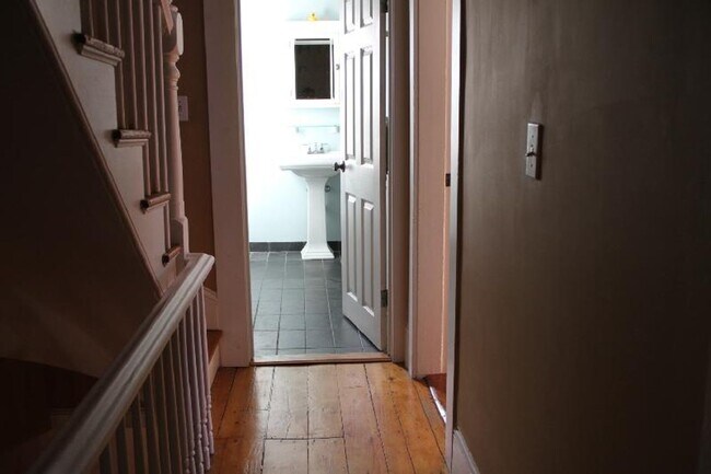 Building Photo - No Brokers Fee, Recently Renovated Unit, Stainless Steel Appliances, Laundry on a Site, Parking I...
