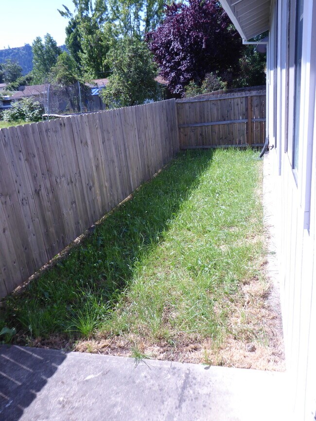 Foto del edificio - 2 Bd 1 bath remodeled duplex w/Garage in Winston