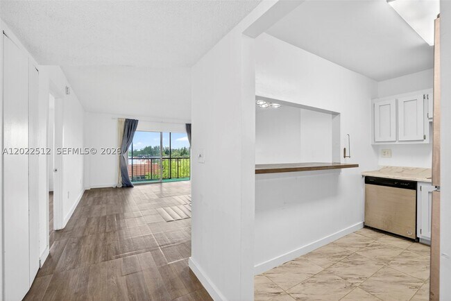 Foto del edificio - 4174 Inverrary Dr