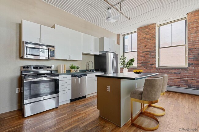Foto del edificio - 1 BED 1 BATH 2 PARKING SPOTS ACROSS FROM ROCKIE'S STADIUM!