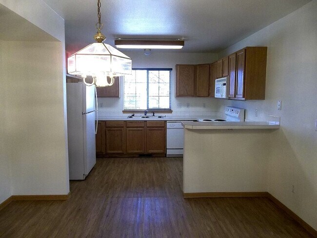 Foto del edificio - Spacious 3-Bedroom Townhome with Garage & Patio