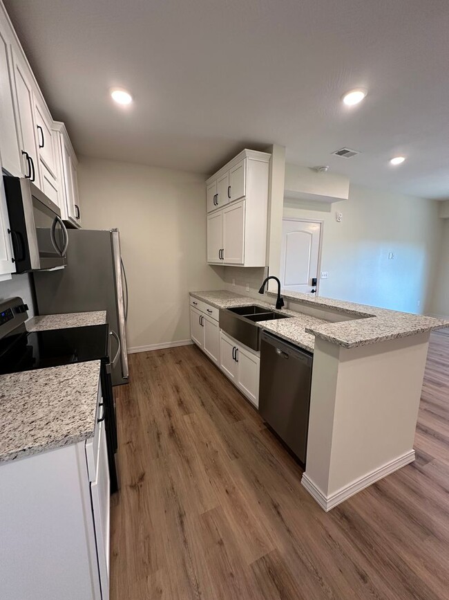 Building Photo - Golf Quarters - GQ 105
