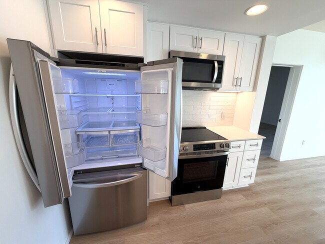 Building Photo - 3100 Sixth Ave