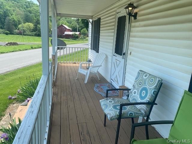 Foto del edificio - 273 Round Hill Rd