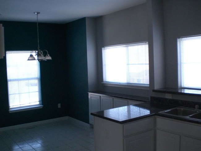 Building Photo - 2 br, 1.5 bath Condo - 22668 Goddard Rd Mi...