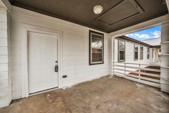 Foto del edificio - Spacious 2-Bedroom Duplex in Talladega – M...