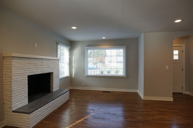 Foto del edificio - Beautiful Remodeled Home Near American Lake