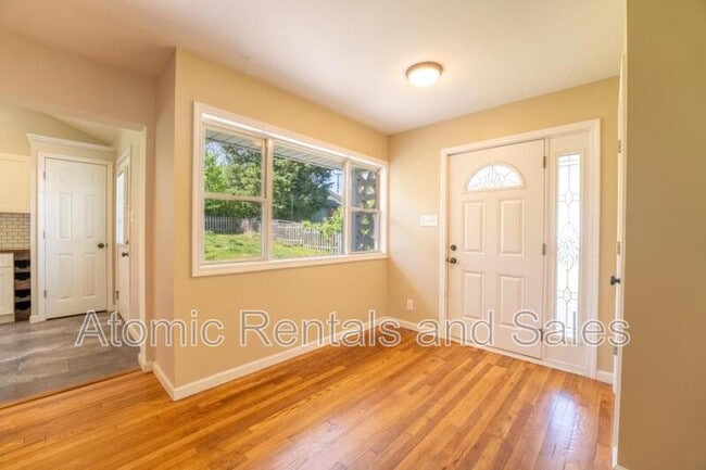 Building Photo - 102 W Maiden Ln
