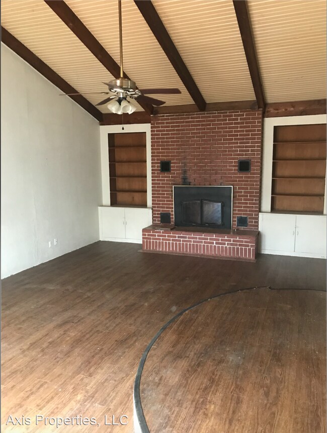 Building Photo - 2 br, 1 bath House - 5702 E. 3rd St.