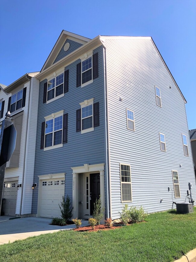 Foto del edificio - Beautiful End-Unit Townhome in New Post!