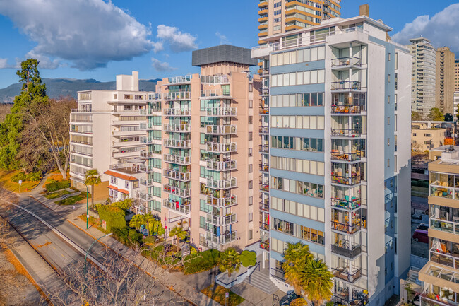 Building Photo - Flamingo