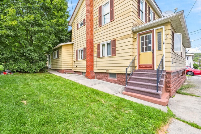 Building Photo - 557 Railroad St