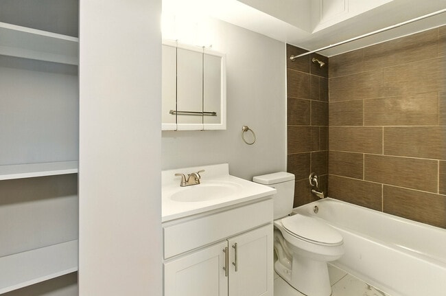 Baño - Tiberon Trails