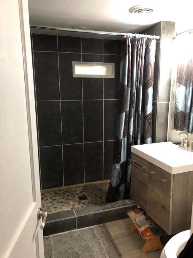 Bathroom - 4327 N Avers Ave