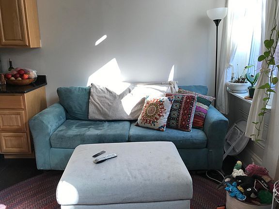 Living area 2 - 1609 Mount Vernon St