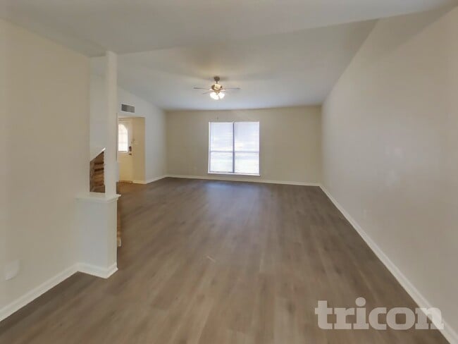 Foto del edificio - 2106 Newbury Dr